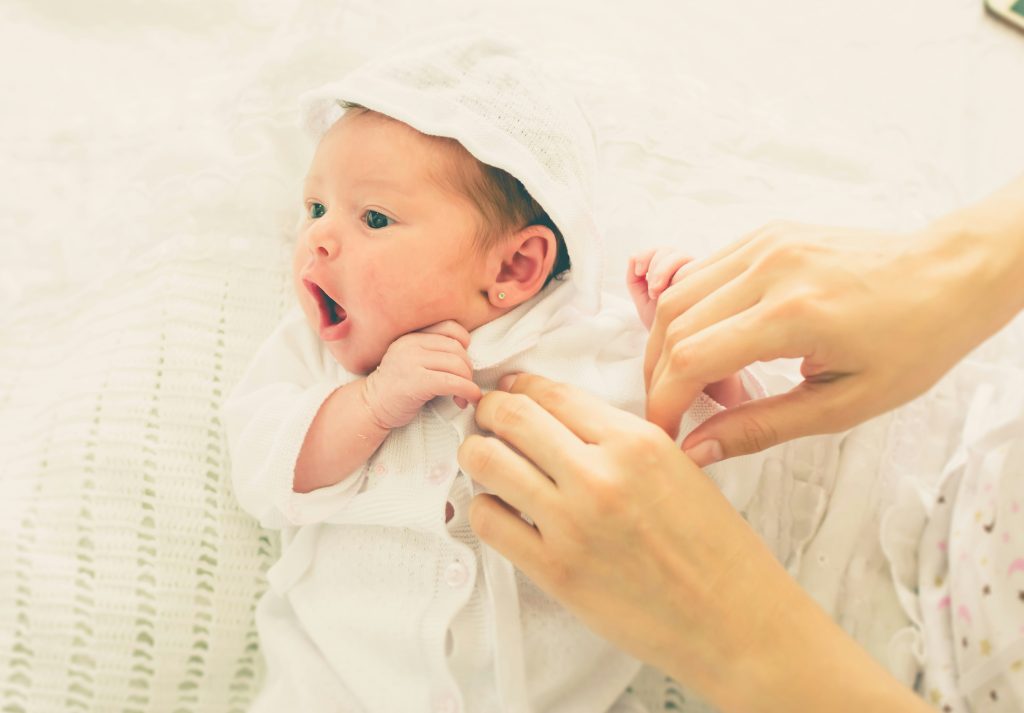 bebé recien nacido y mamá soltera