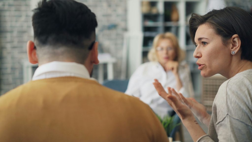 mantener una conversación incómoda