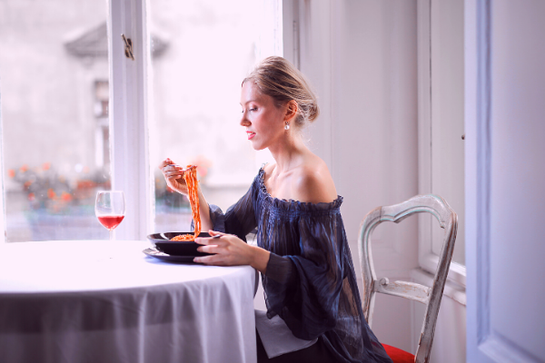 ¿Sentirías incomodidad comiendo a solas en un restaurante?