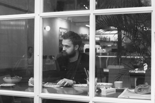 ¿Sentirías incomodidad comiendo a solas en un restaurante?